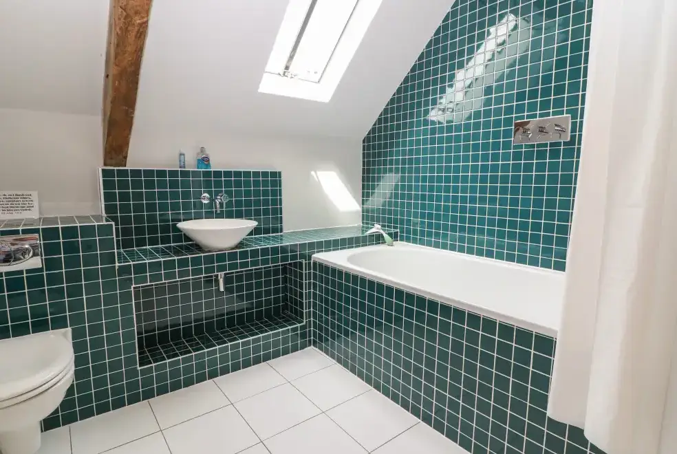 Family bathroom at Malt Barn