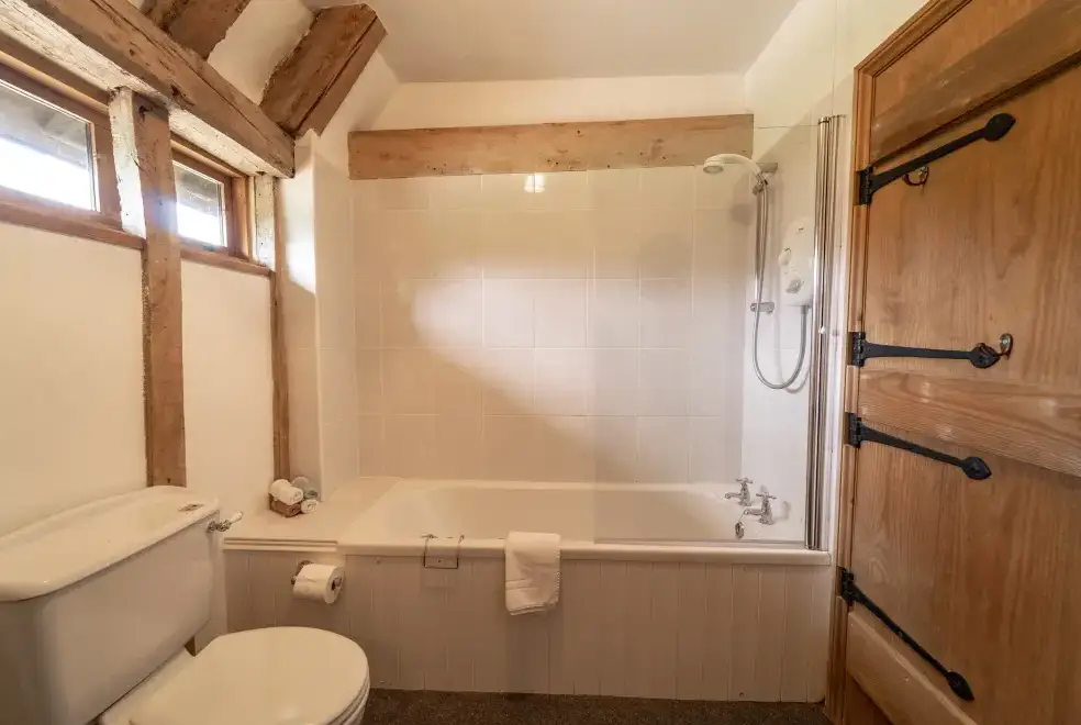 Family bathroom at Manor Farm Barn
