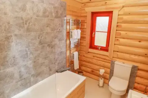 Family bathroom at Maple Lodge, Rutland