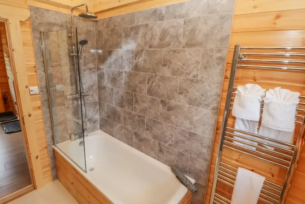 Ensuite bathroom at Maple Lodge