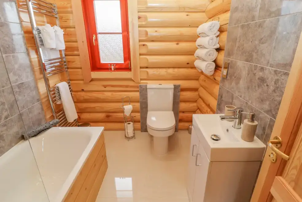 Family bathroom at Maple Lodge