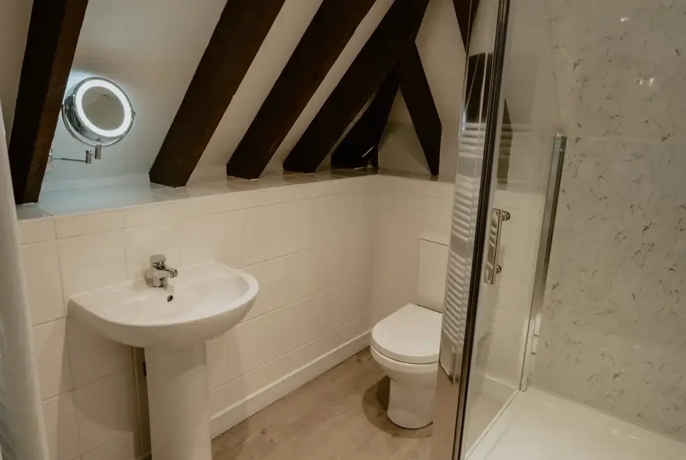 Ensuite bathroom at Meadow Cottage