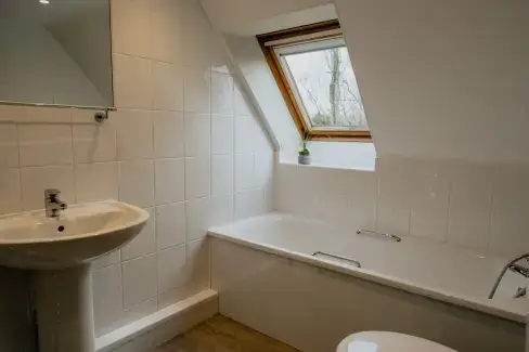 Family bathroom at Meadow Cottage, Devon