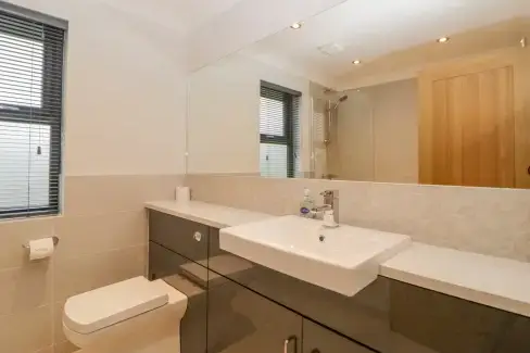 Family bathroom at Meadow Lodge, Devon