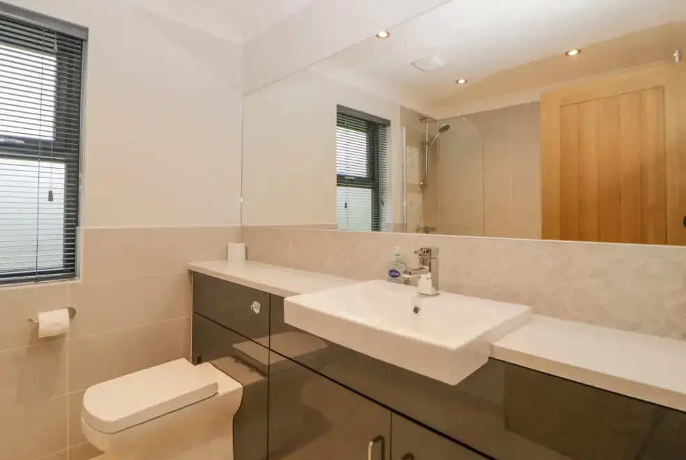 Family bathroom at Meadow Lodge