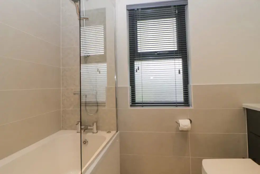 Family bathroom at Meadow Lodge