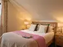 King-size bedroom at Meadow View - thumbnail photo