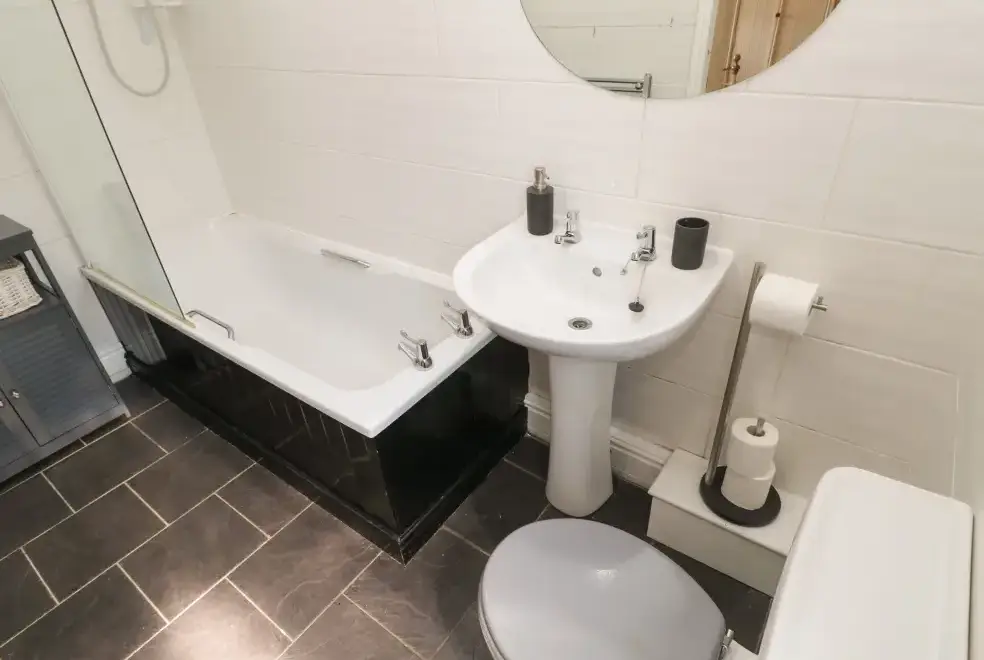 Family bathroom at Meadows Edge