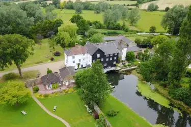 Mendham Mill - a fabulous holiday home over a river, Mendham, Harleston, Norfolk