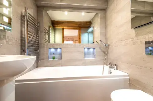 Family bathroom at Mendham Mill - a fabulous holiday home over a river, Norfolk