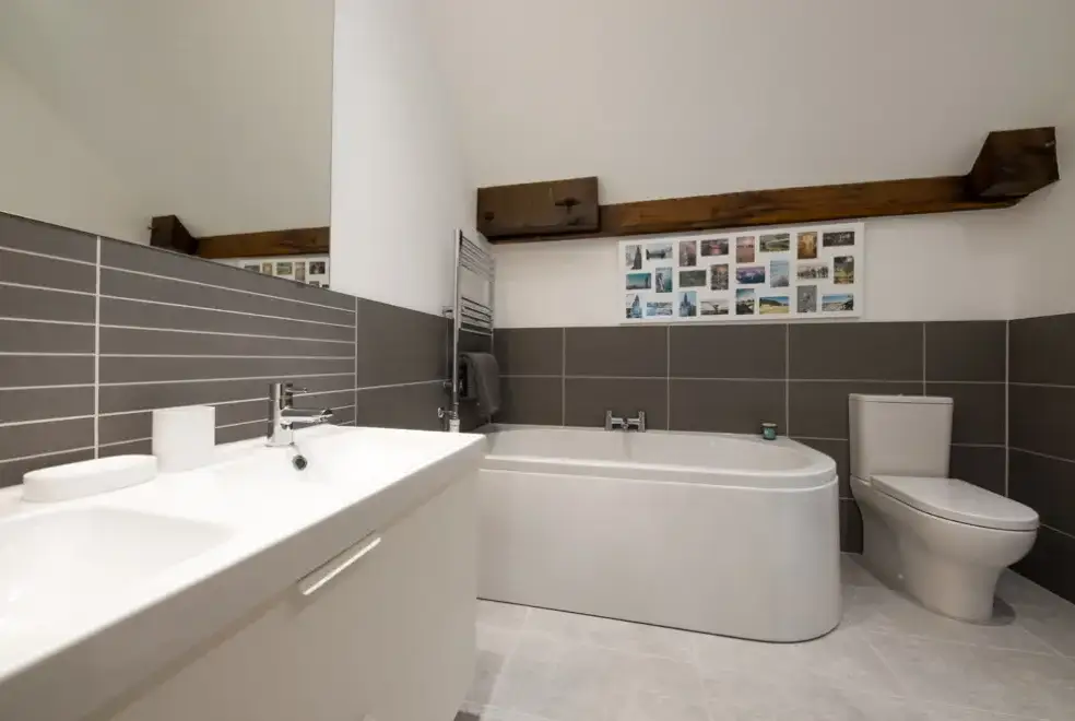 Family bathroom at Menzies Steading