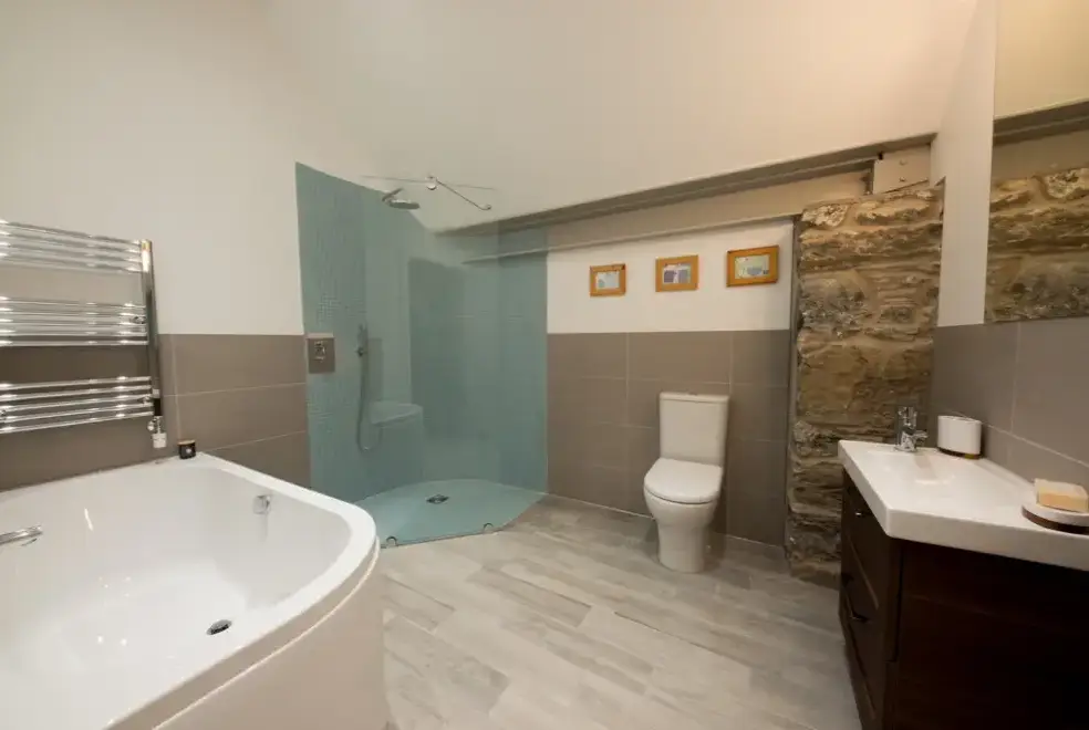 Family bathroom at Menzies Steading