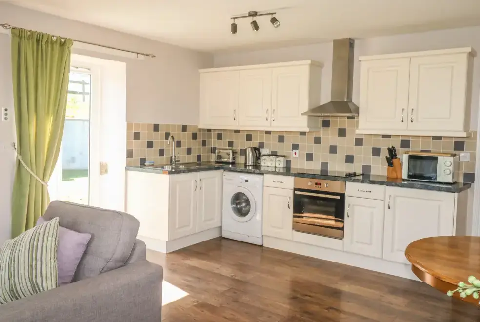 Kitchen/diner at Middle Barn Dogs-welcome Cottage, South West England