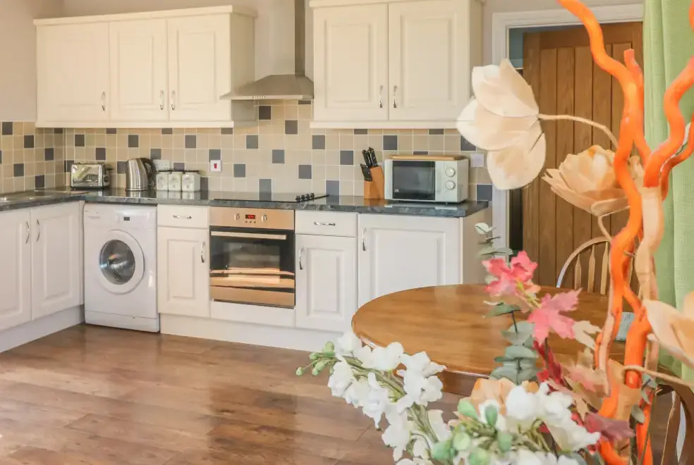 Kitchen/diner at Middle Barn Dogs-welcome Cottage, South West England