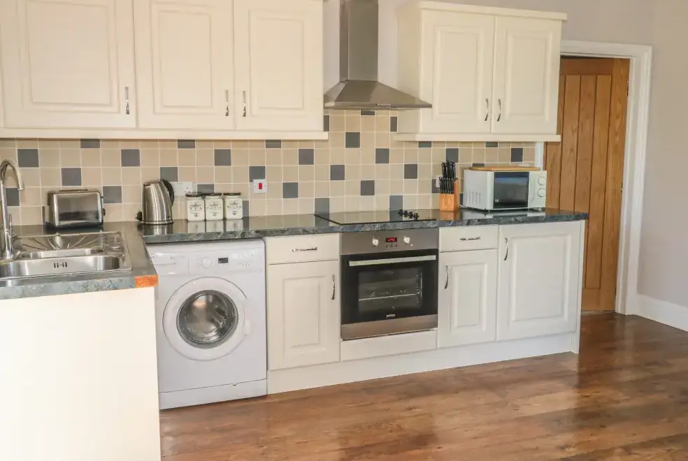 Kitchen/diner at Middle Barn Dogs-welcome Cottage, South West England