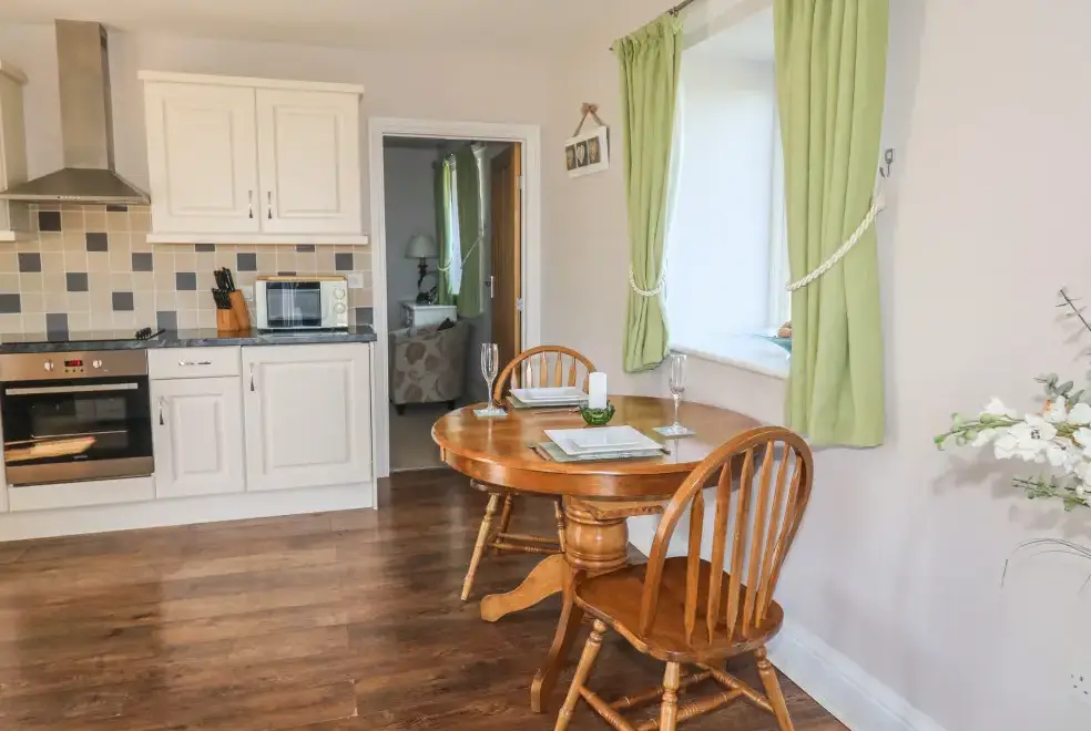 Kitchen/diner at Middle Barn Dogs-welcome Cottage, South West England