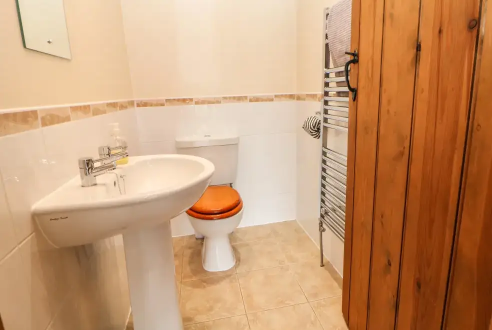 Loo at Midfeather Cottage