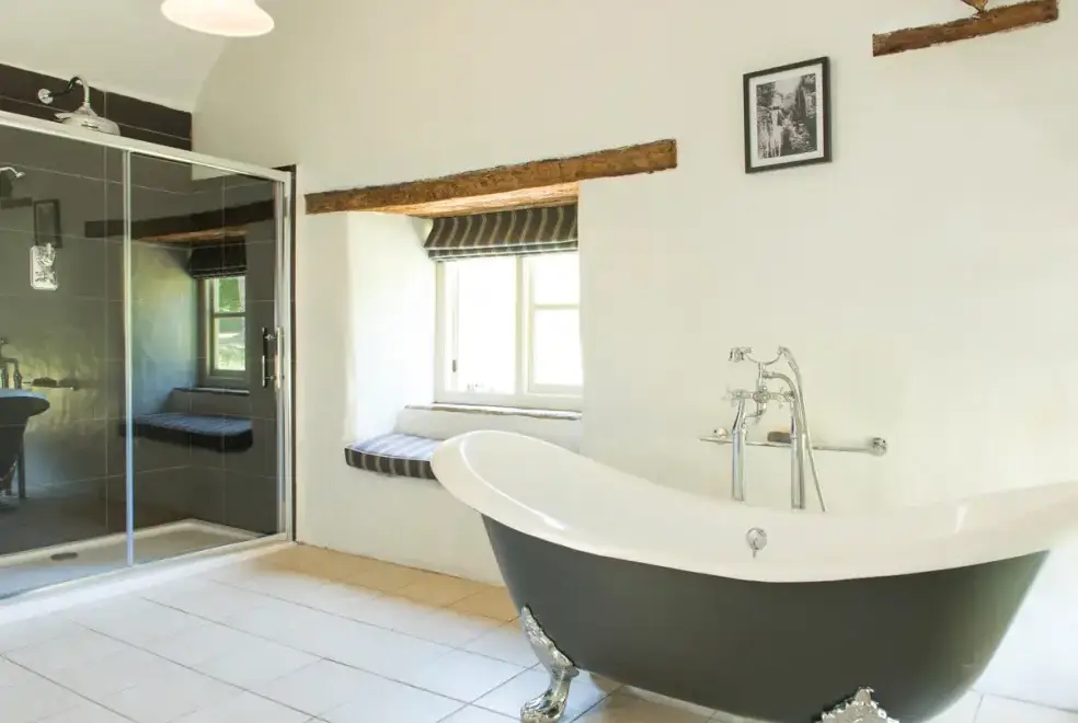 Ensuite bathroom at Mill Cottage