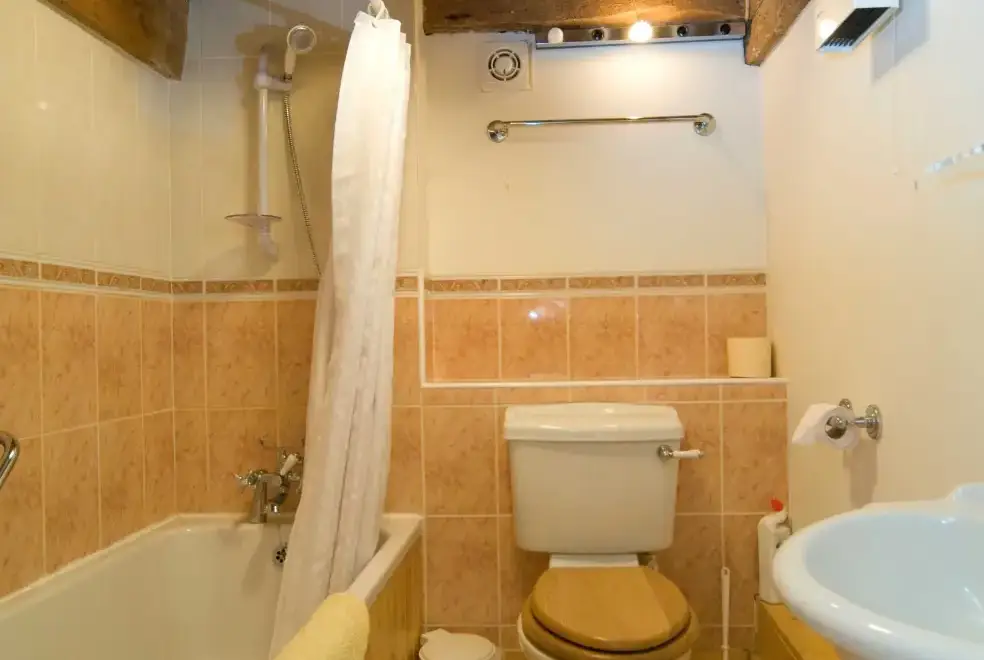 Family bathroom at Millers End