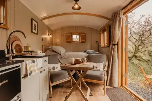 Moelfre - Shepherds Hut - Photo 1