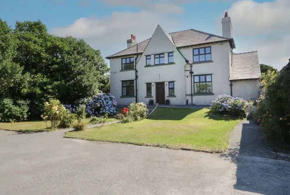 Monarfon, from the outside