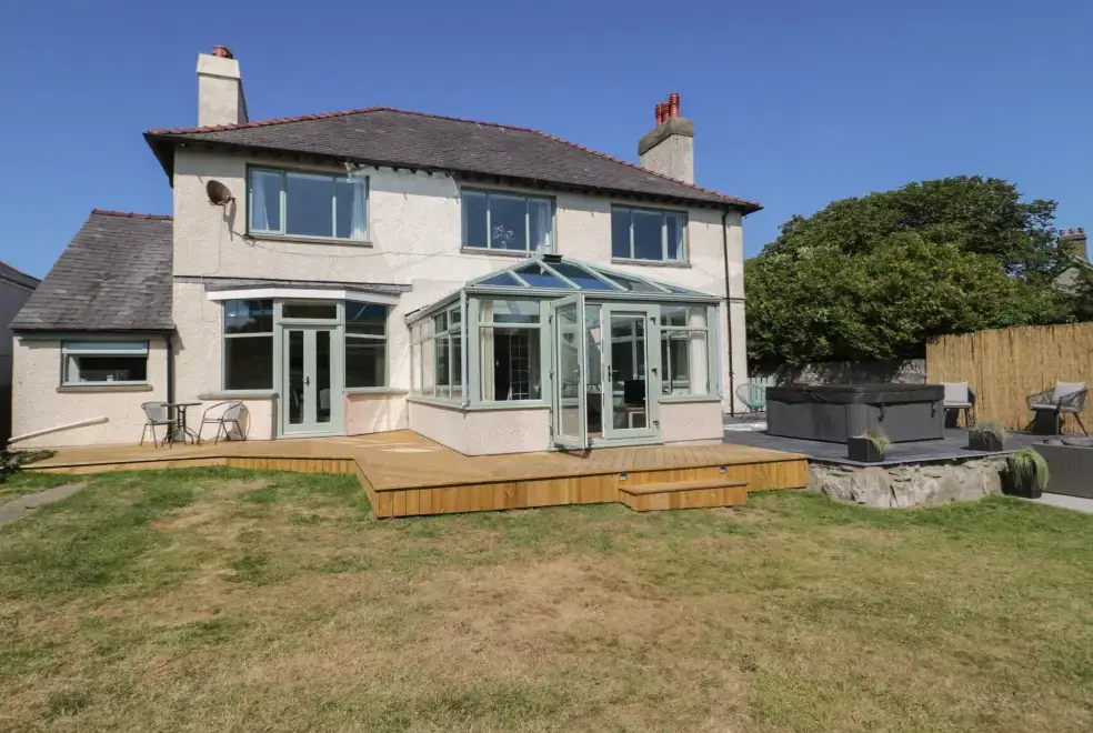 Monarfon, from the outside