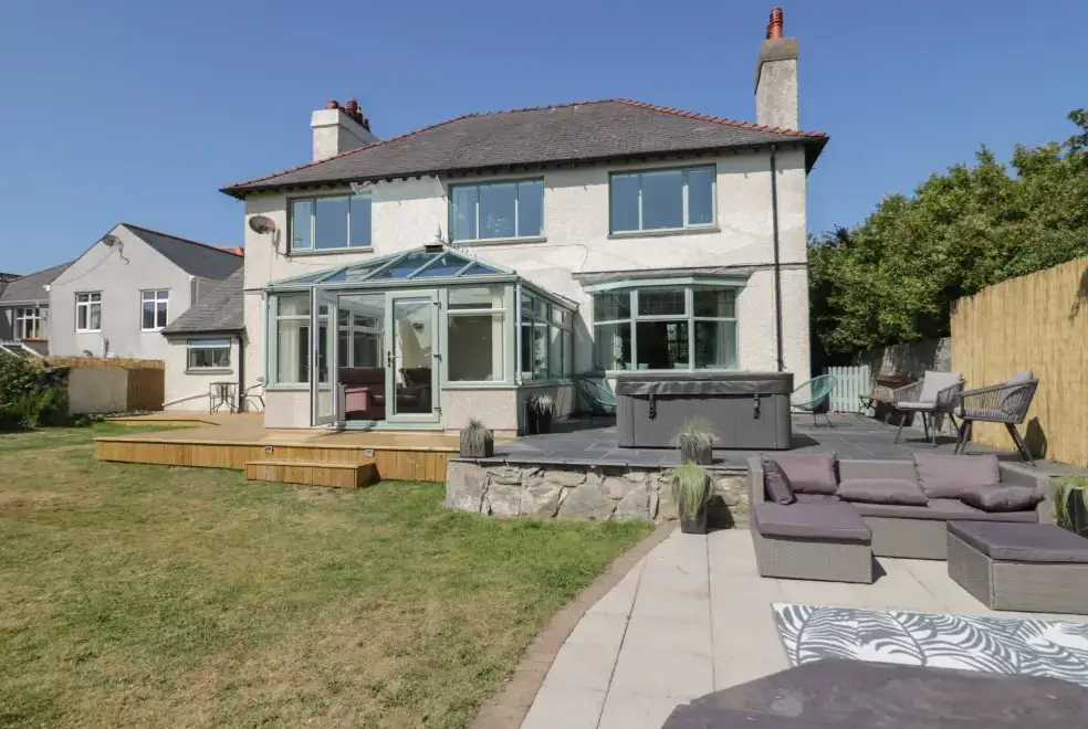 Monarfon, from the outside