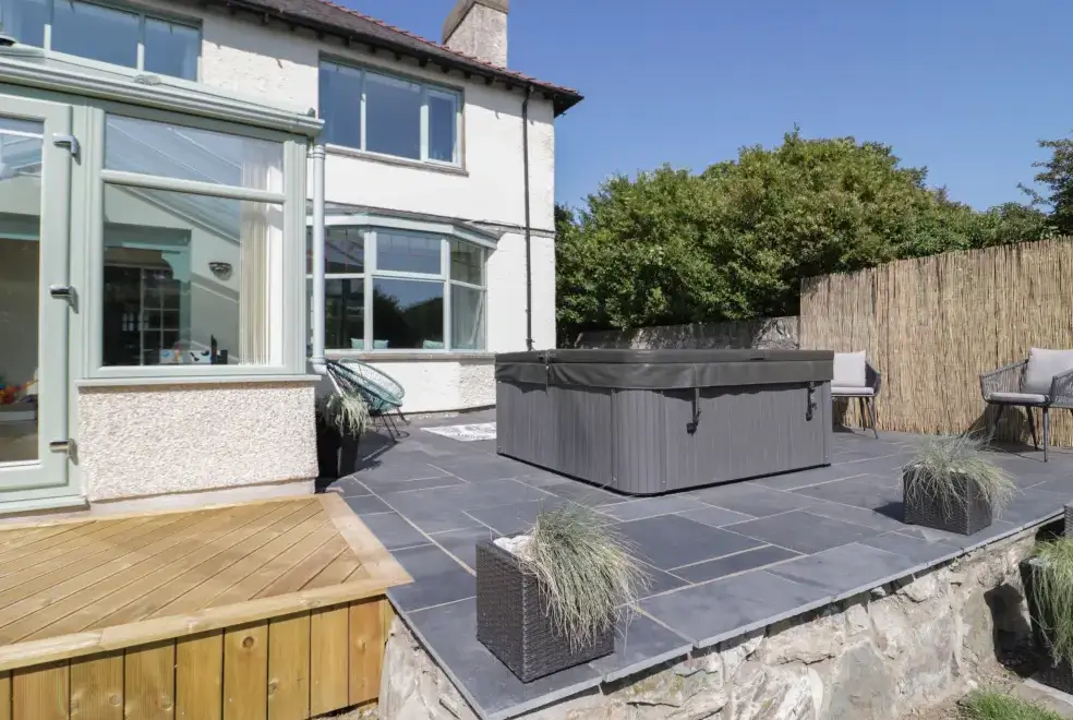 Private Hot Tub at Monarfon