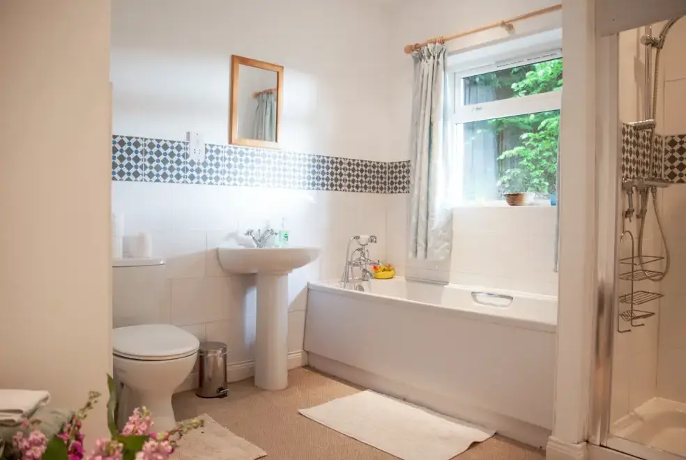 Family bathroom at Mr McGregors' Cottage