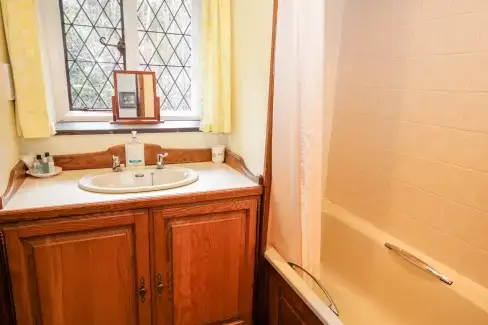 Family bathroom at Nant Cottage, Conwy