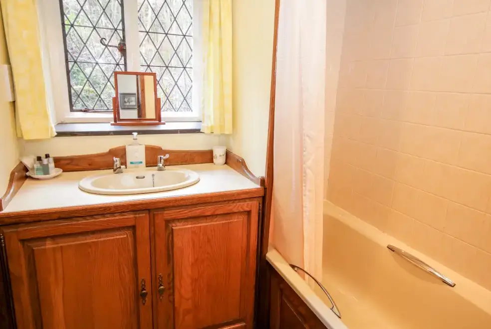 Family bathroom at Nant Cottage