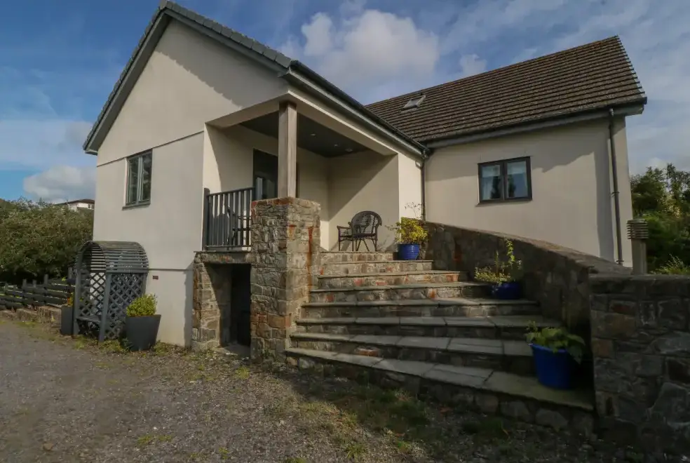 Nant-yr-Rhedyn, from the outside