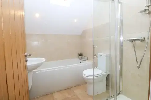 Family bathroom at Nant-yr-Rhedyn, Anglesey