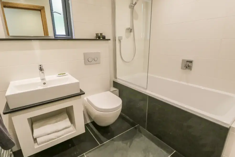 Family bathroom at Neddy Cut Lodge