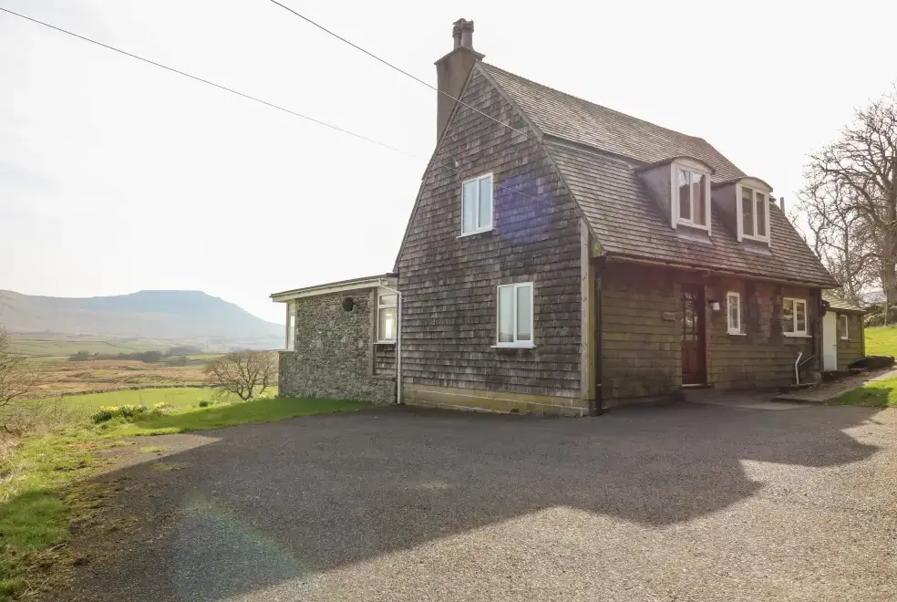 Netherscar, from the outside