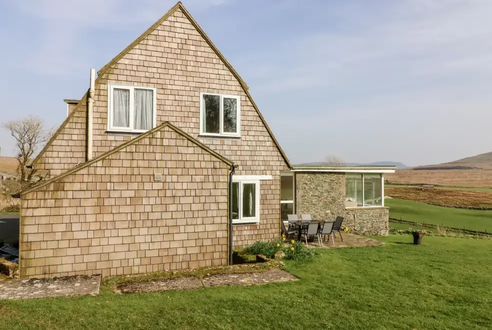 Netherscar, from the outside