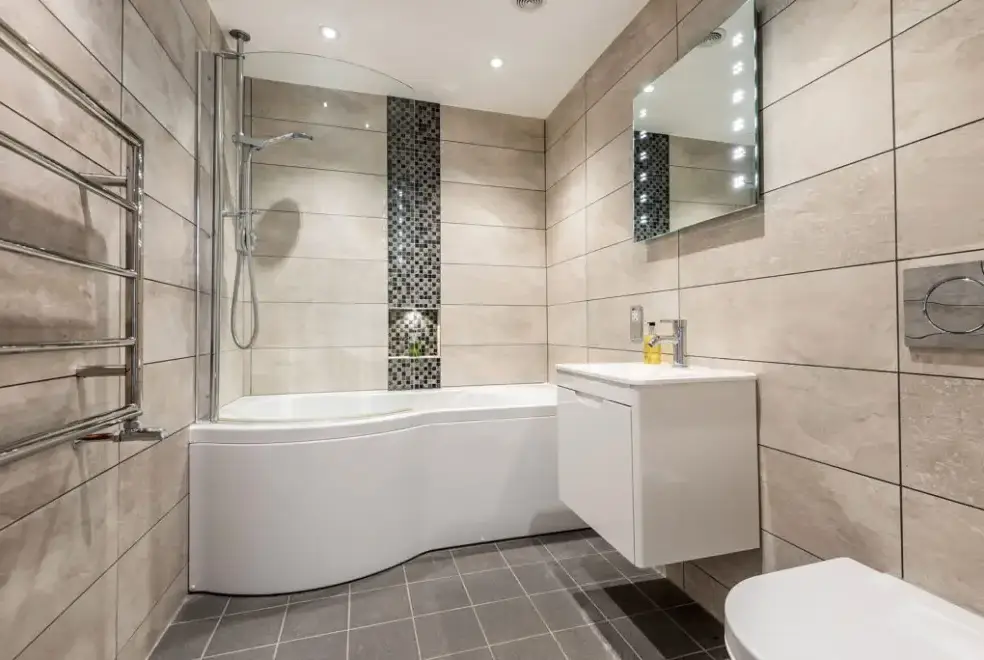 Ensuite bathroom at North Meadow Cottage
