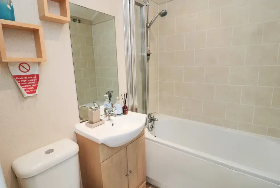 Family bathroom at Number 43 Burnside Lodge