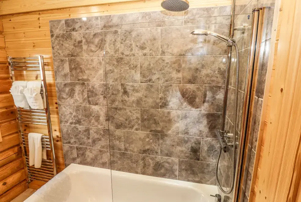 Ensuite bathroom at Oak Lodge