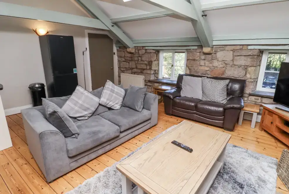 Lounge at Old Mill (Lucker)