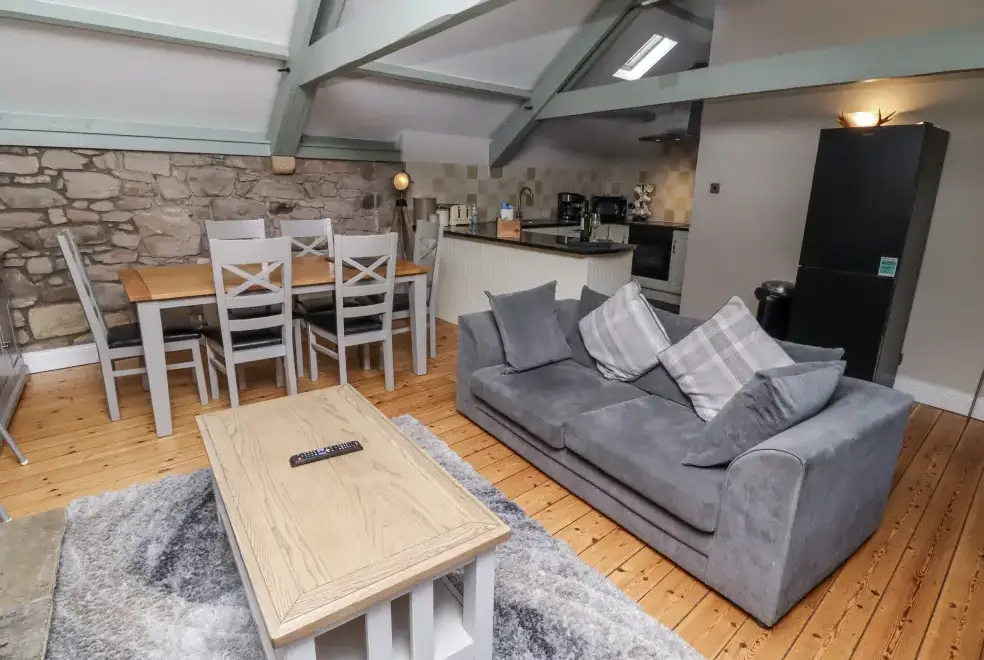 Lounge at Old Mill (Lucker)