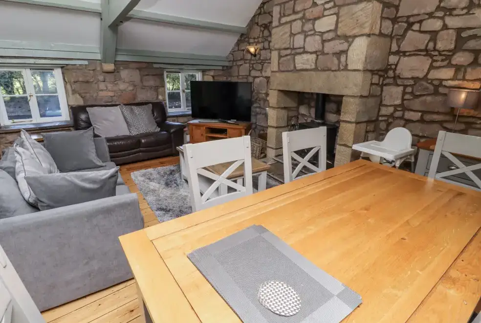 Lounge at Old Mill (Lucker)