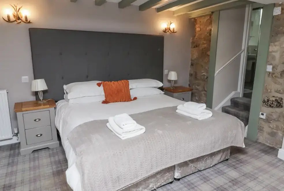 Bedroom at Old Mill (Lucker)