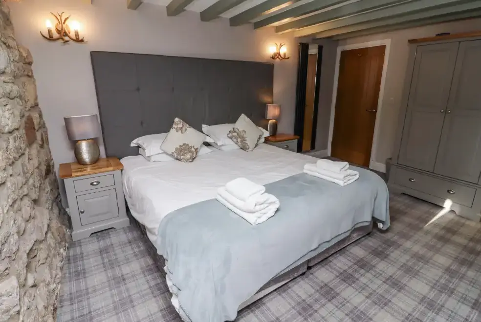 Bedroom at Old Mill (Lucker)