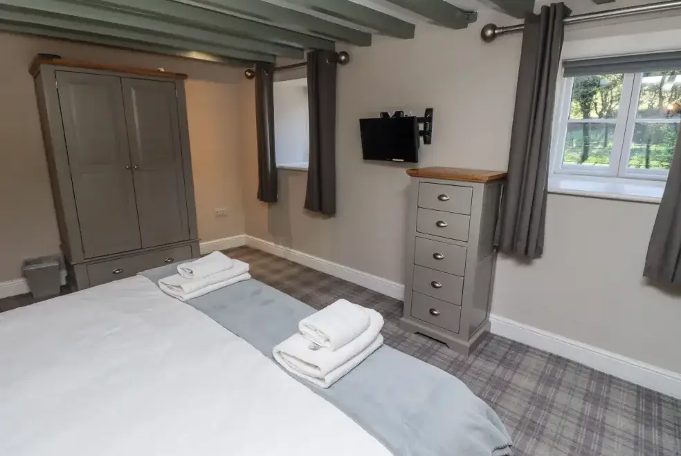 Bedroom at Old Mill (Lucker)