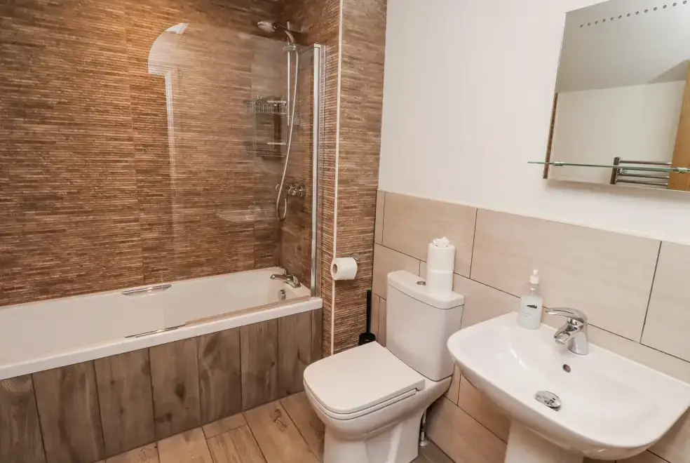 Family bathroom at Old Mill (Lucker)