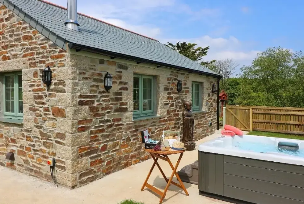 Omalast, from the outside