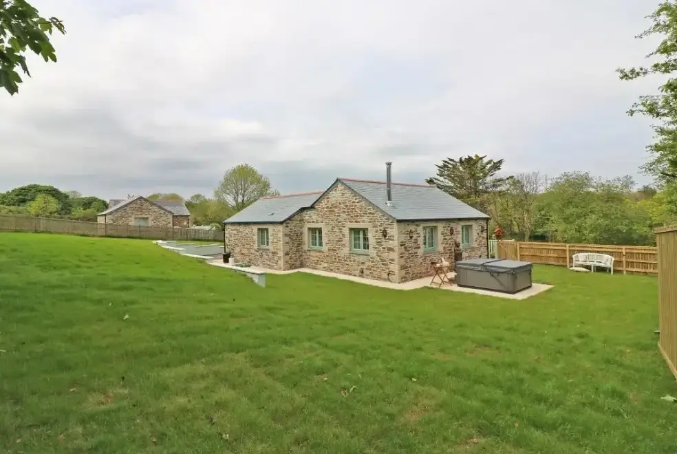 Omalast, from the outside