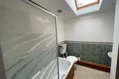 Family bathroom at Orchard Barn at Duvale Priory, Devon