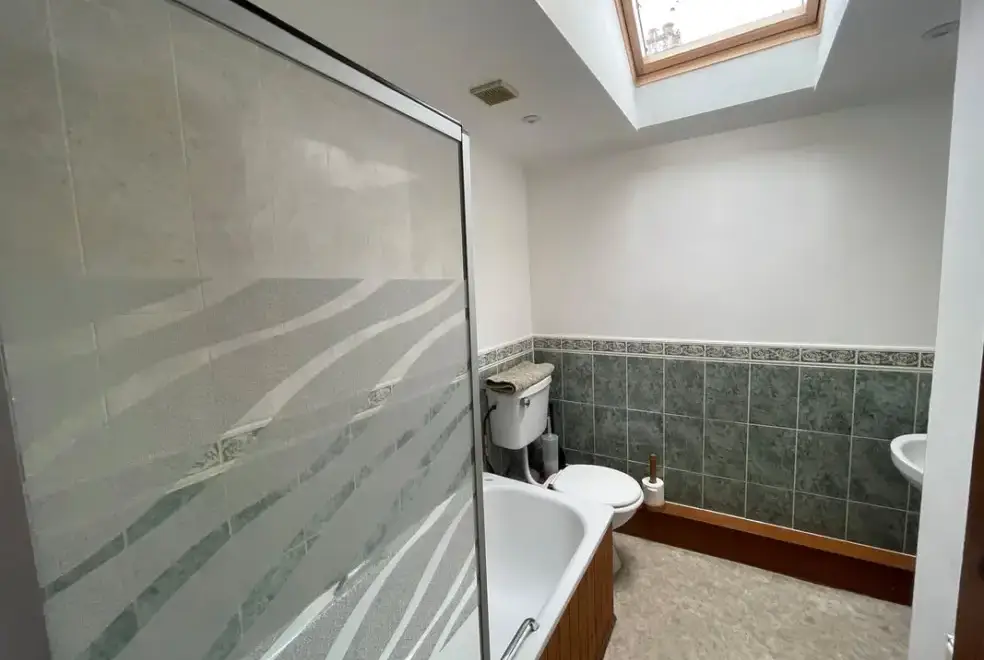 Family bathroom at Orchard Barn at Duvale Priory